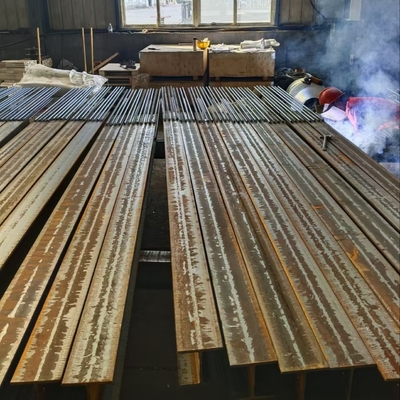 H รางการรักษาผนัง Hot Dip Galvanizing บริการสําหรับรั้วทางด่วนรั้วสะพานรั้ว